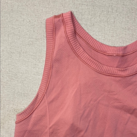 Old Navy Pink Ribbed Athletic Seamless Crop Tank Top - Picture 2 of 3
